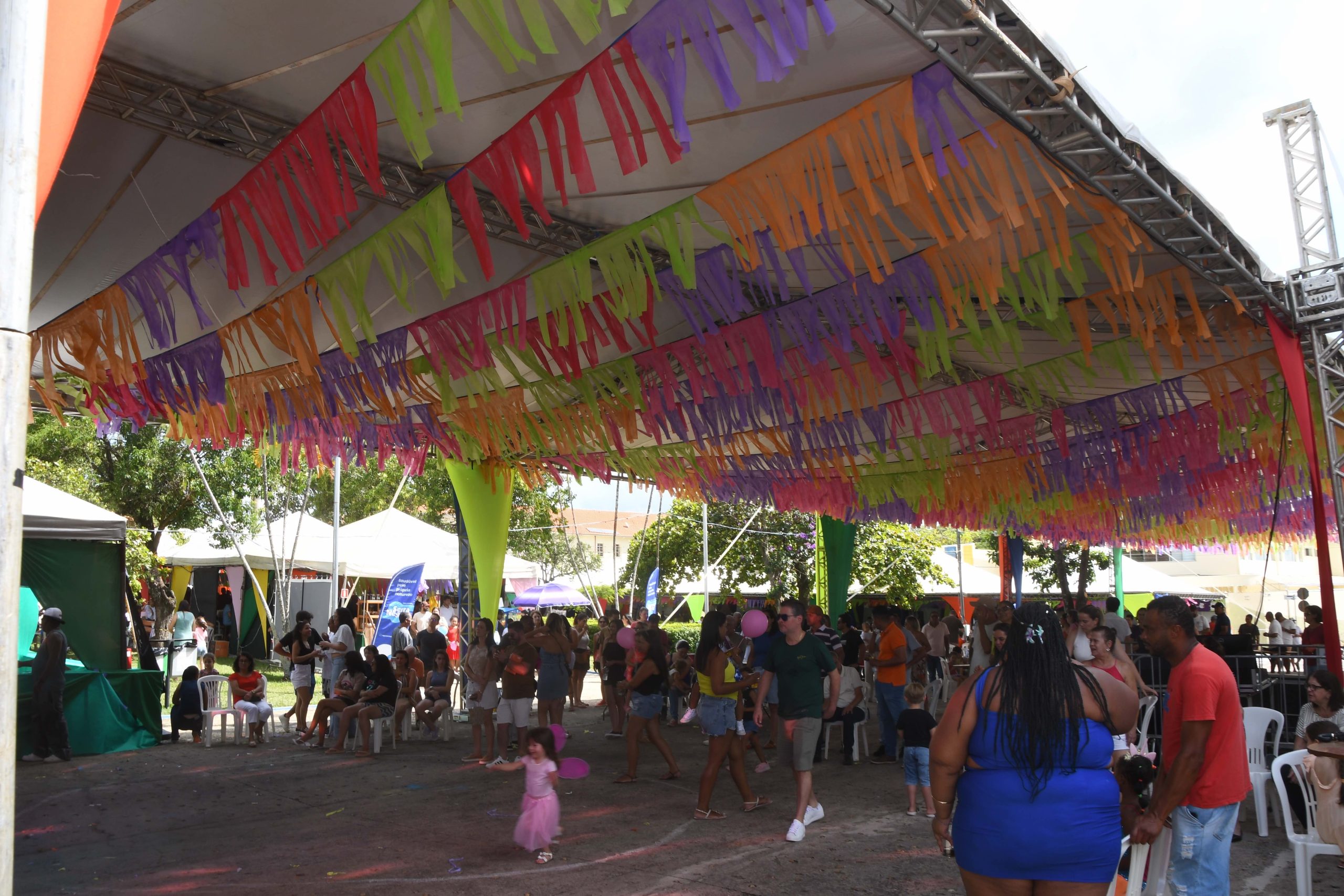 Público circula sob a tenda da feira do queijo em Patrocínio, na região do Festival do Queijo do Cerrado