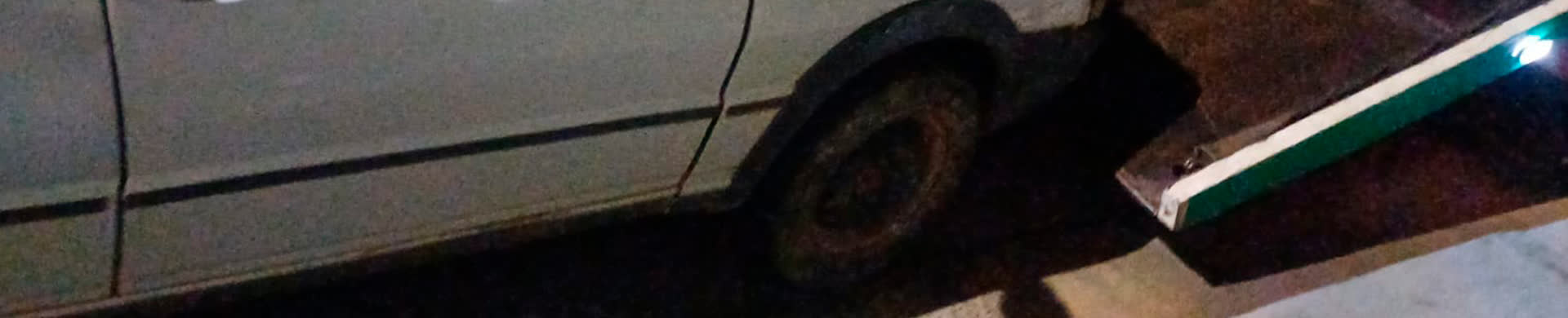 Fiat Uno furtado sendo removido por guincho apos ser localizado pela Policia Militar