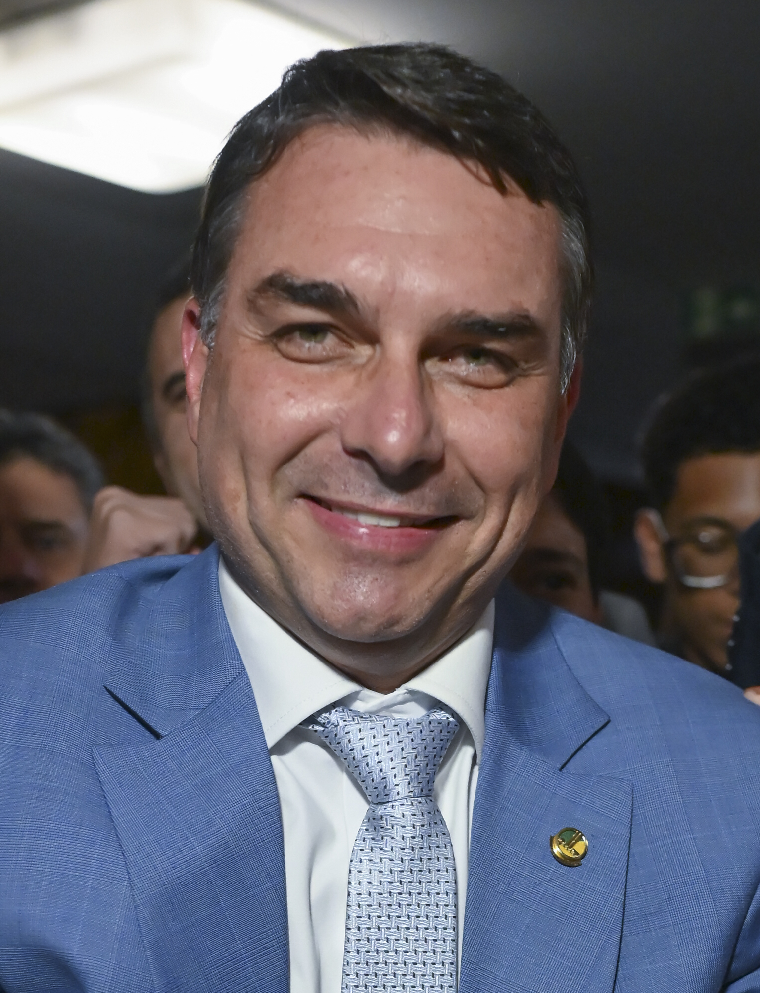 O senador Flávio Bolsonaro, candidato do PL à Presidência, sorrindo, de terno azul, em foto do Senado Federal