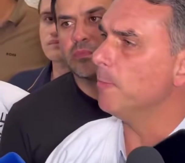 Flávio Bolsonaro fala à imprensa ao lado de Pablo Marçal, em evento sobre Marçal e Flávio Bolsonaro