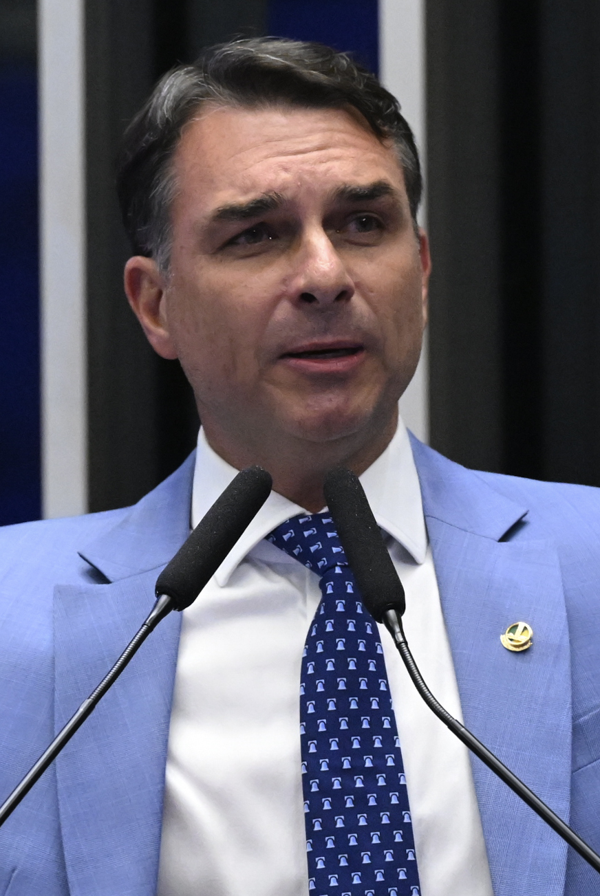 Flávio Bolsonaro durante discurso no Senado sobre a pesquisa Datafolha por região