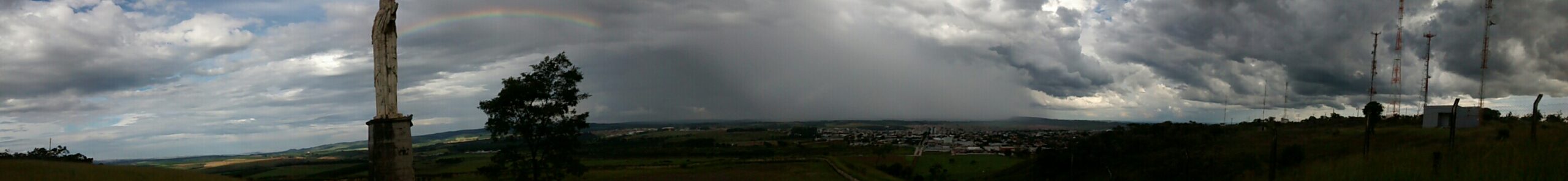 Tempestade com arco-íris vista da Serra do Cruzeiro sobre a zona rural de Patrocínio, cenário do El Niño no café