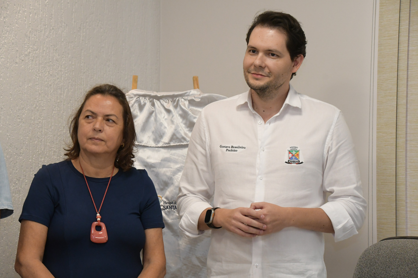 Prefeito Gustavo Brasileiro ao lado de representante do Hospital Santa Casa de Patrocínio, em evento de 2025 ligado à área da saúde