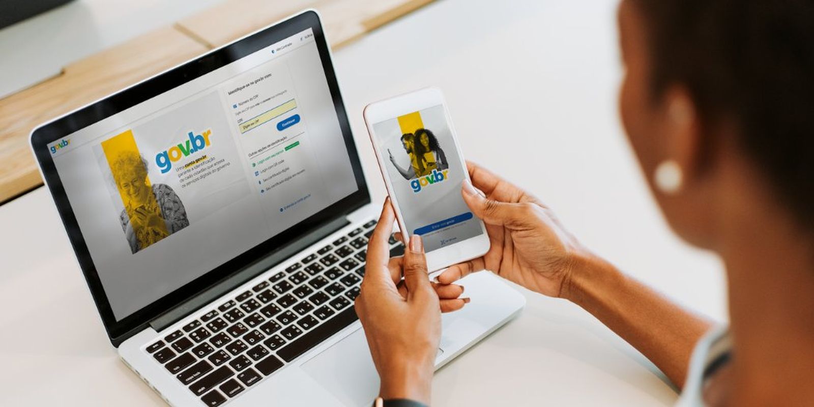 Gov.br fora do ar: usuária acessa a conta pelo celular e pelo notebook
