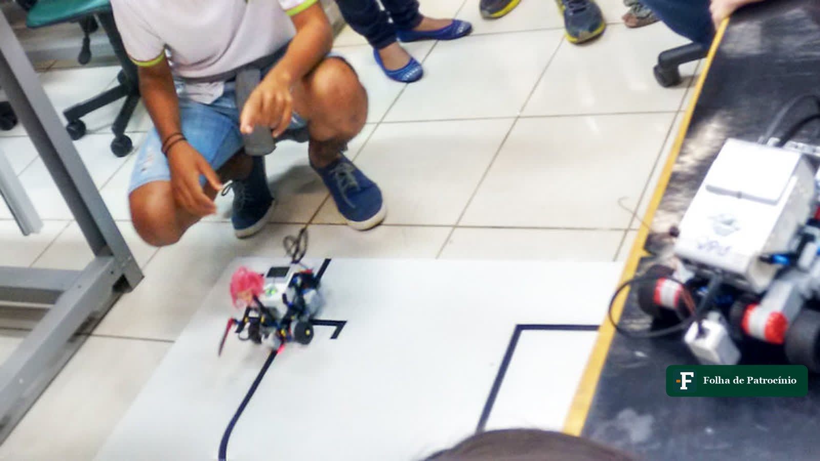 Estudantes acompanham teste de robôs em laboratório do campus, em foto de arquivo da graduação IFTM Patrocínio