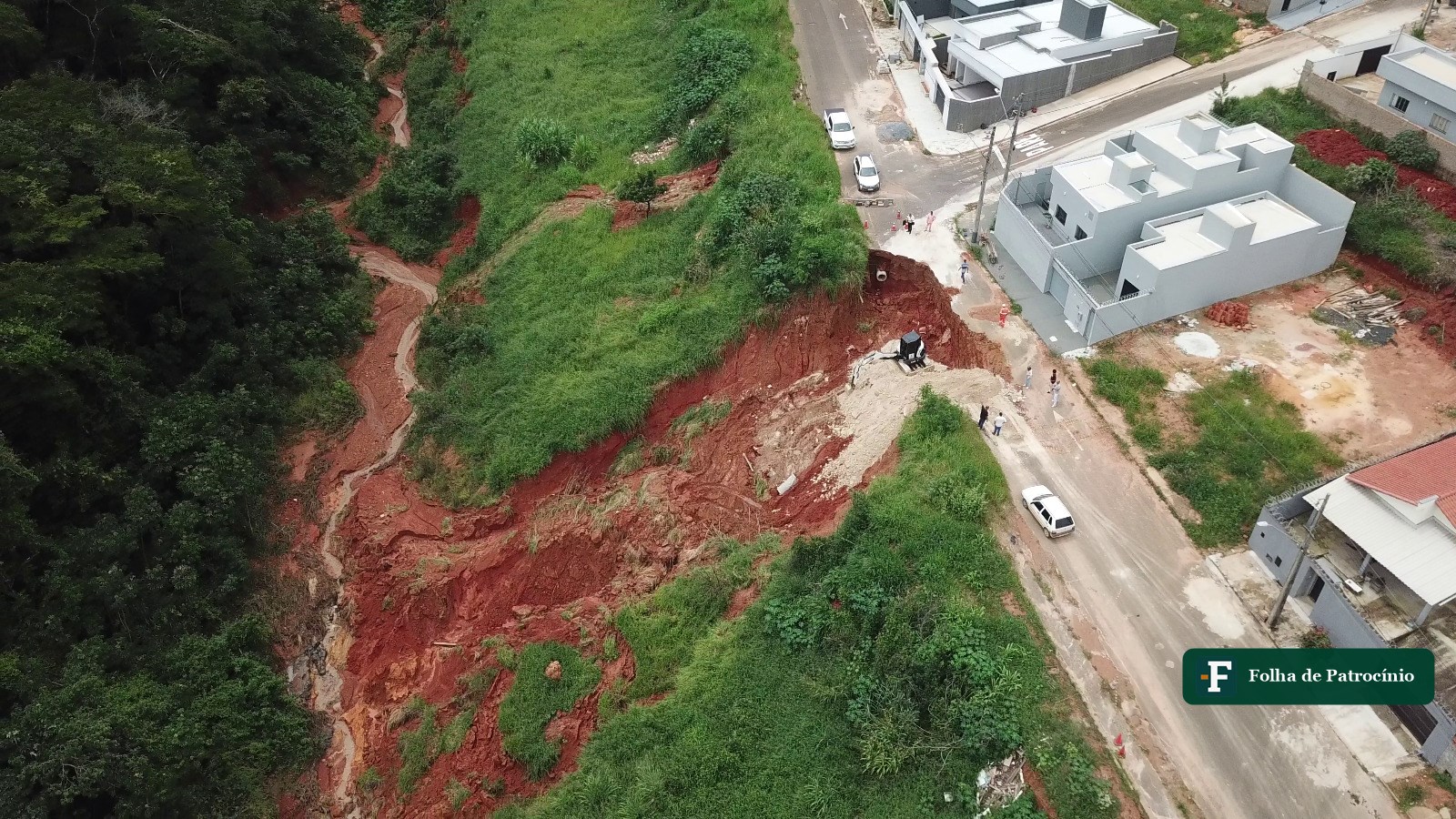 Vista aérea de área de erosão ao lado de casas, ponto crítico em dias de granizo em Patrocínio