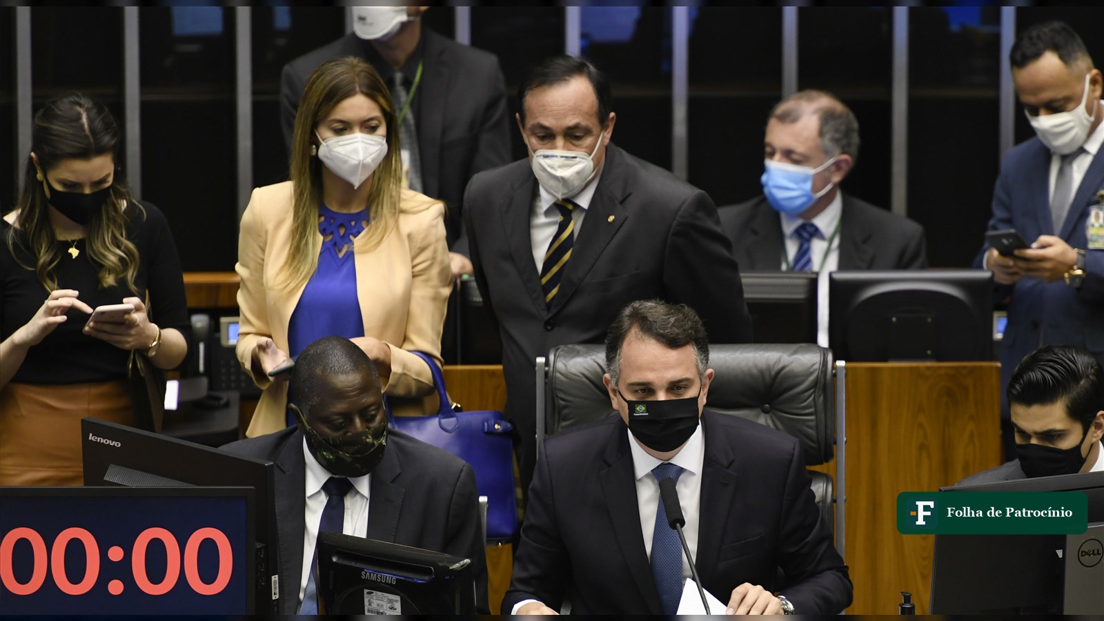 Mesa do Congresso Nacional durante sessão em que se discutiu assistência jurídica e outros temas, com a deputada Greyce Elias em pé ao fundo