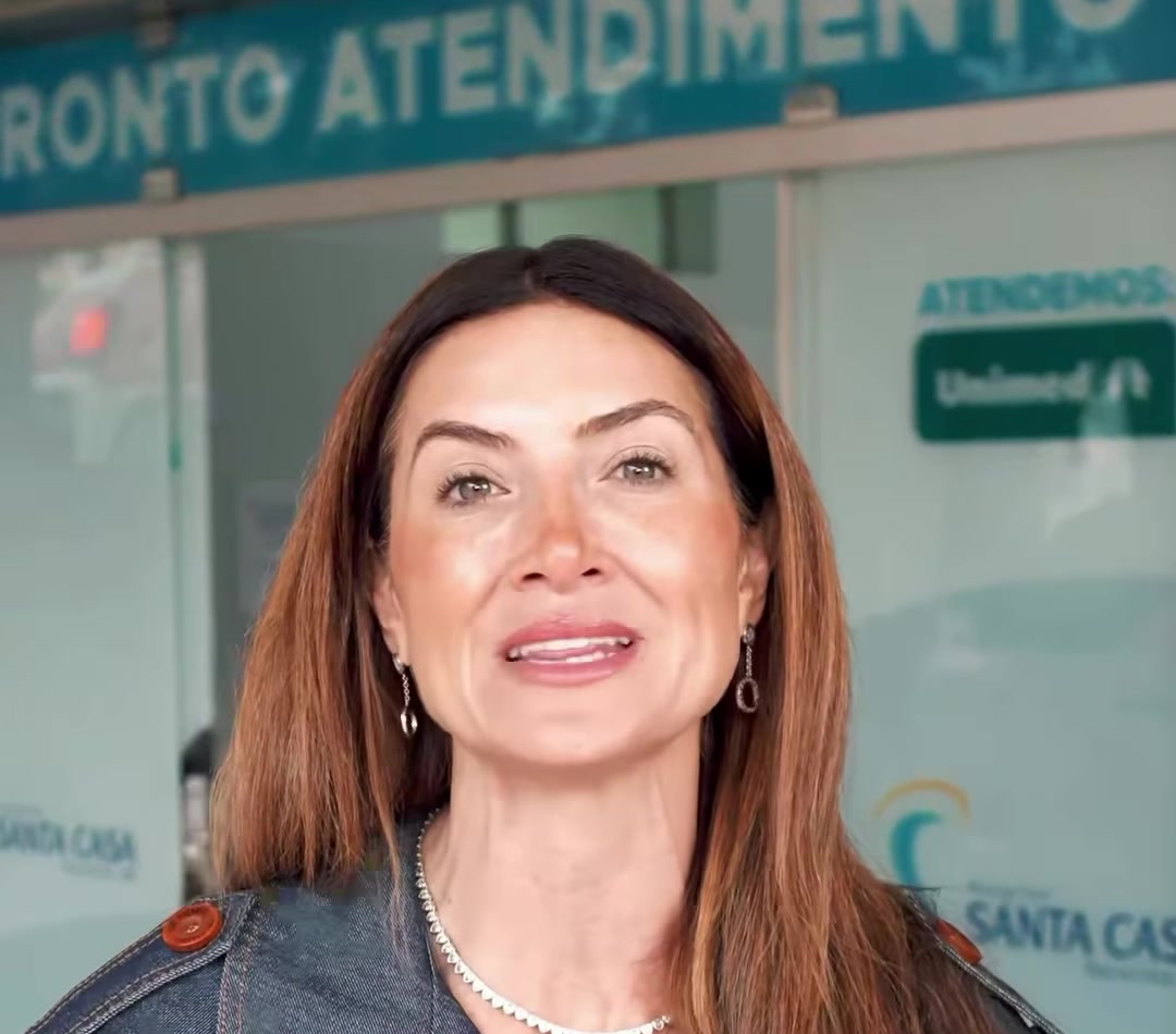 Greyce Elias fala sobre credenciamento no SUS em frente ao pronto-atendimento da Santa Casa de Patrocínio