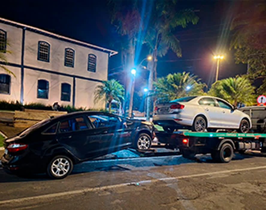 Guincho remove veículos durante a blitz na Praça da Matriz, em Patrocínio