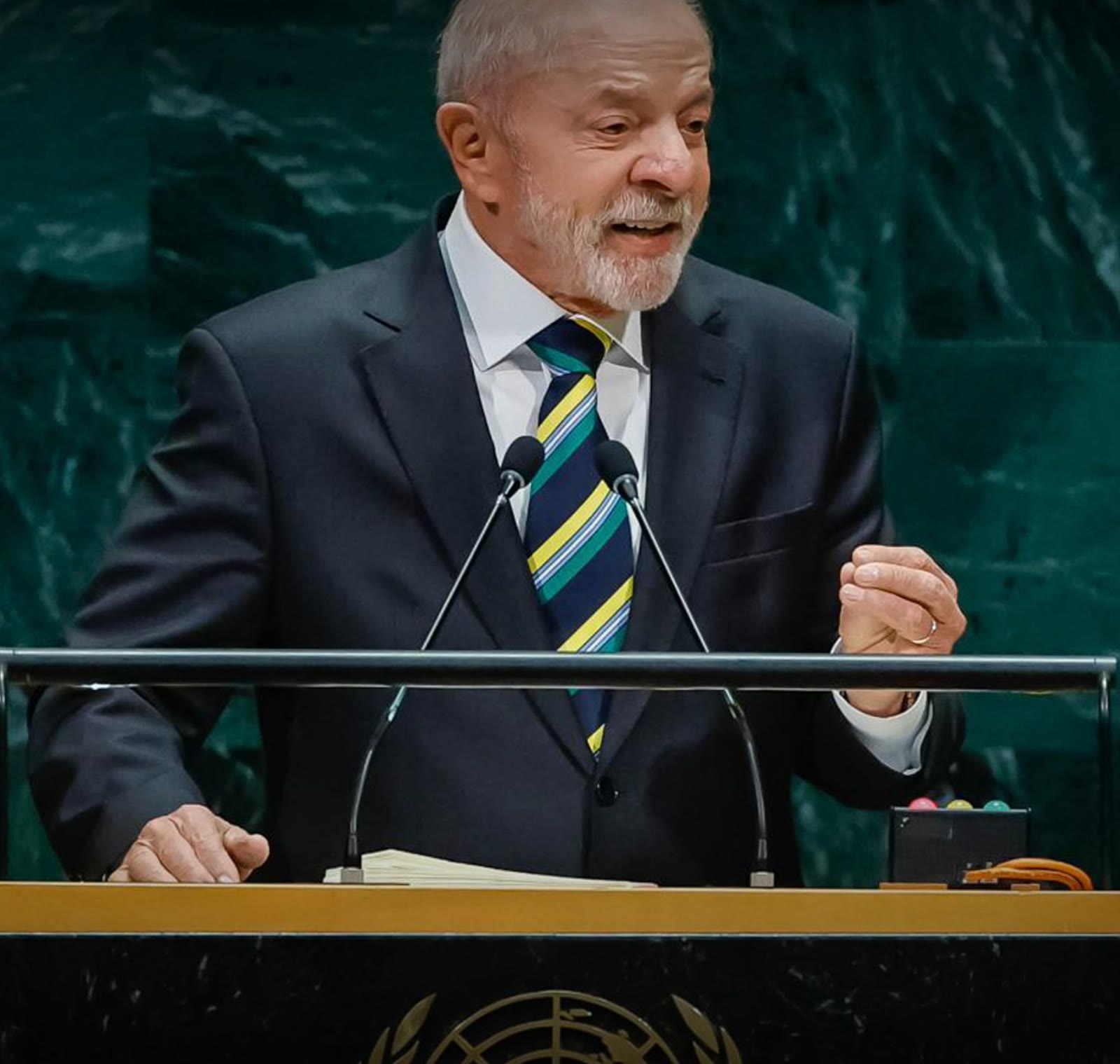 Lula fala ao microfone na tribuna da ONU, discurso pelo qual o Hamas elogia Lula