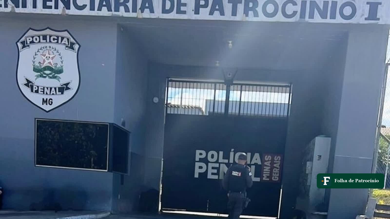 Portão da Penitenciária de Patrocínio I, unidade onde ocorreu o homicídio na penitenciária, com agente da Polícia Penal de Minas Gerais na entrada