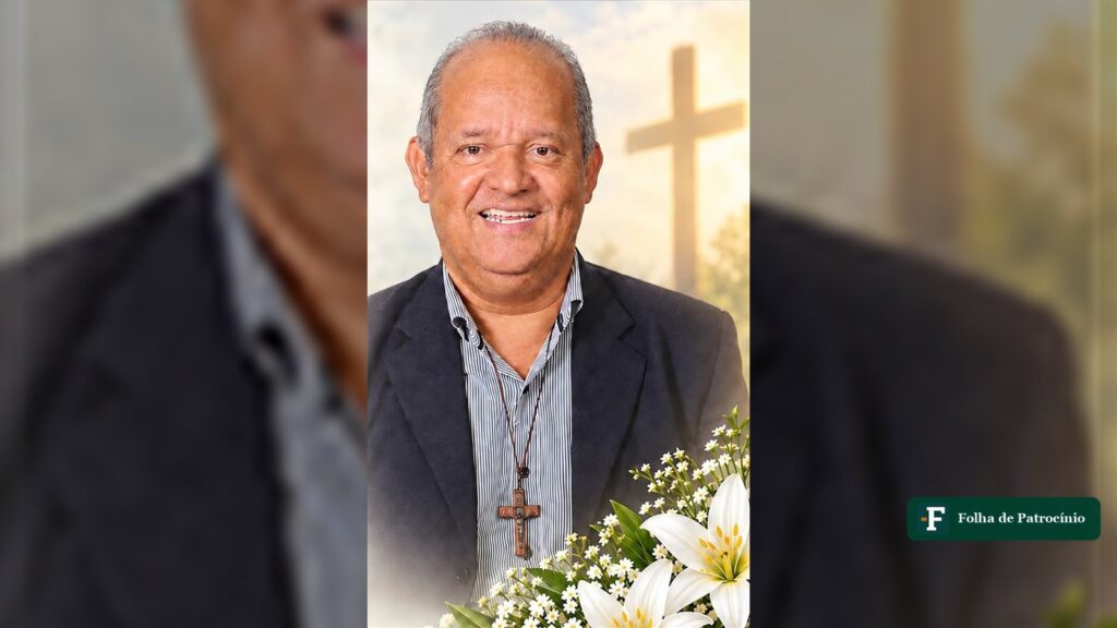 Humberto Correia, de paletó e camisa listrada, sorrindo diante de uma cruz em retrato divulgado pela funerária