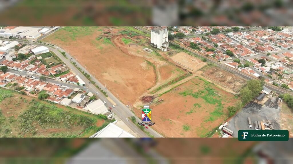 Vista aérea da área da implosão da CASEMG em Patrocínio, com o antigo silo desativado ao fundo