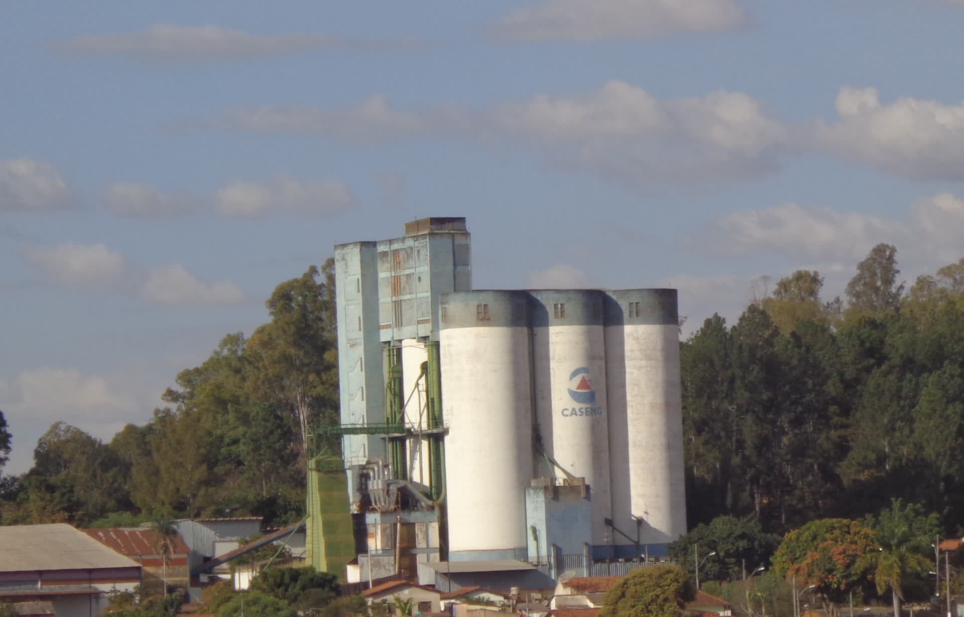 Silos da antiga CASEMG em Patrocinio, com o bairro residencial no entorno, antes da implosao dos silos