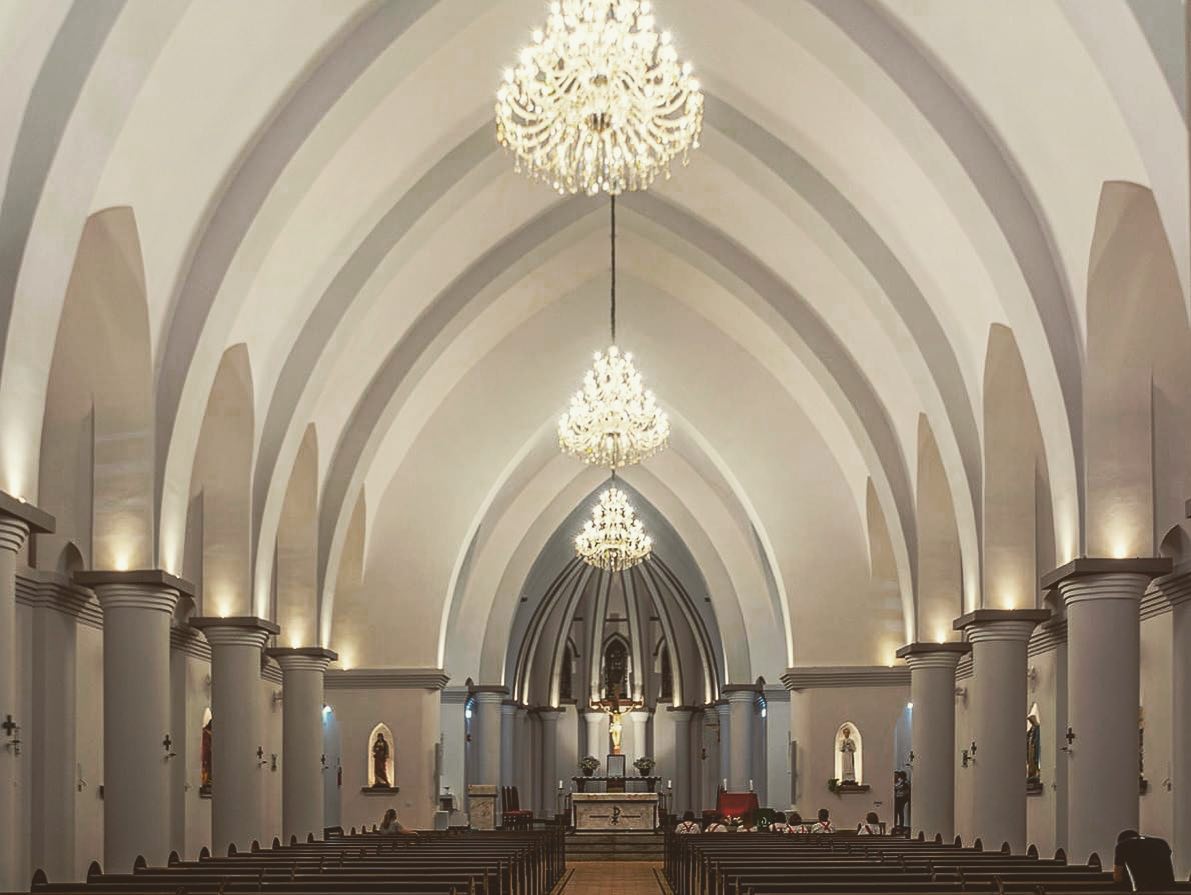 Interior de igreja em Patrocínio, cidade da Festa de Santa Terezinha