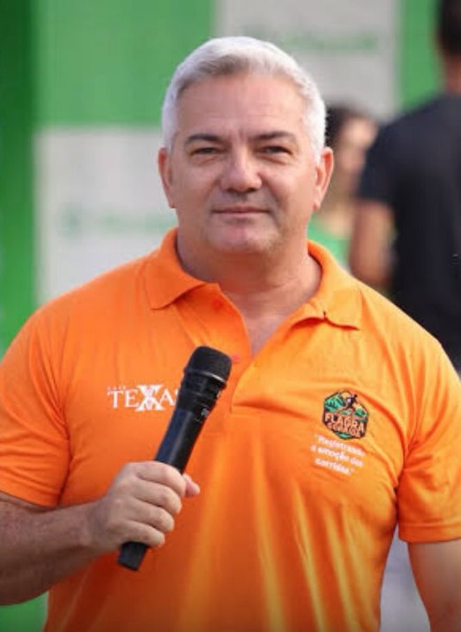 Jânio Luiz com microfone na mão durante cobertura de evento em Patrocínio