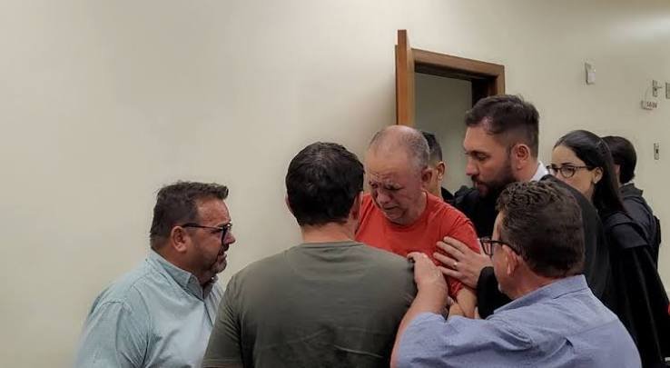 Jorge Moreira Marra em corredor de fórum, no julgamento de Jorge Marra pela morte de Cássio Remis