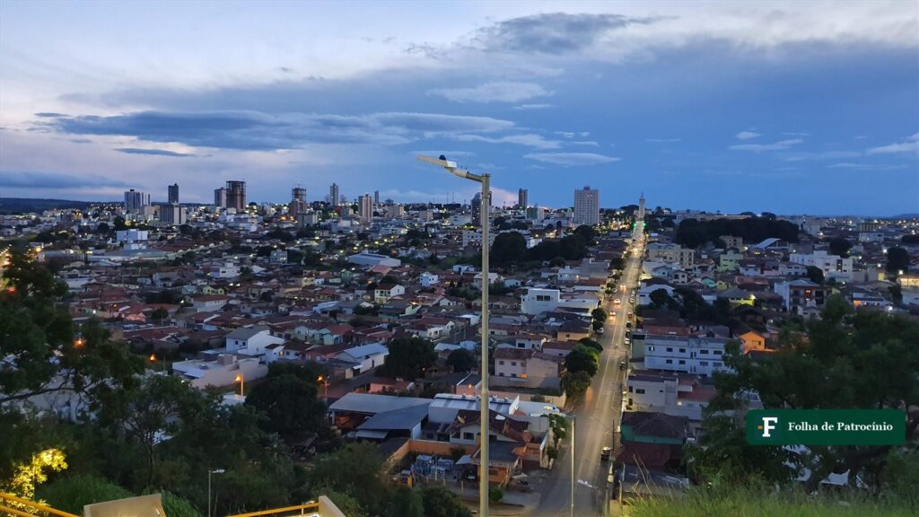 Vista de Araxá ao anoitecer, cidade onde um jovem morto em Araxá foi atingido a facadas