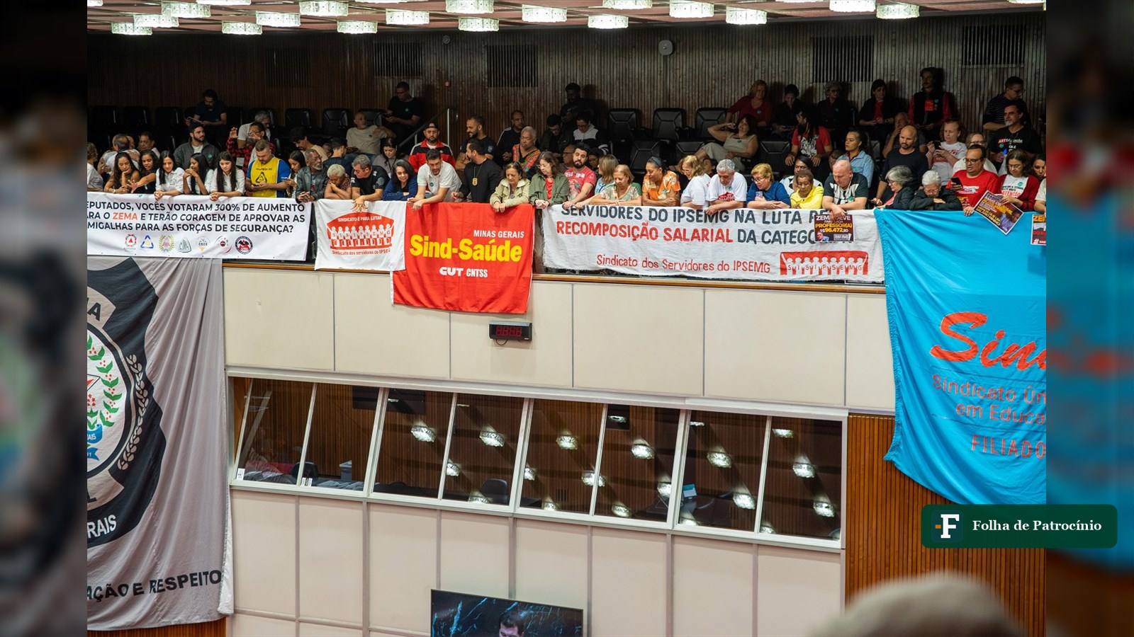 Servidores públicos protestam nas galerias do plenário da ALMG, contexto do voto contra o reajuste dos servidores dado por Maria Clara Marra mantido no ar pela Justiça Eleitoral