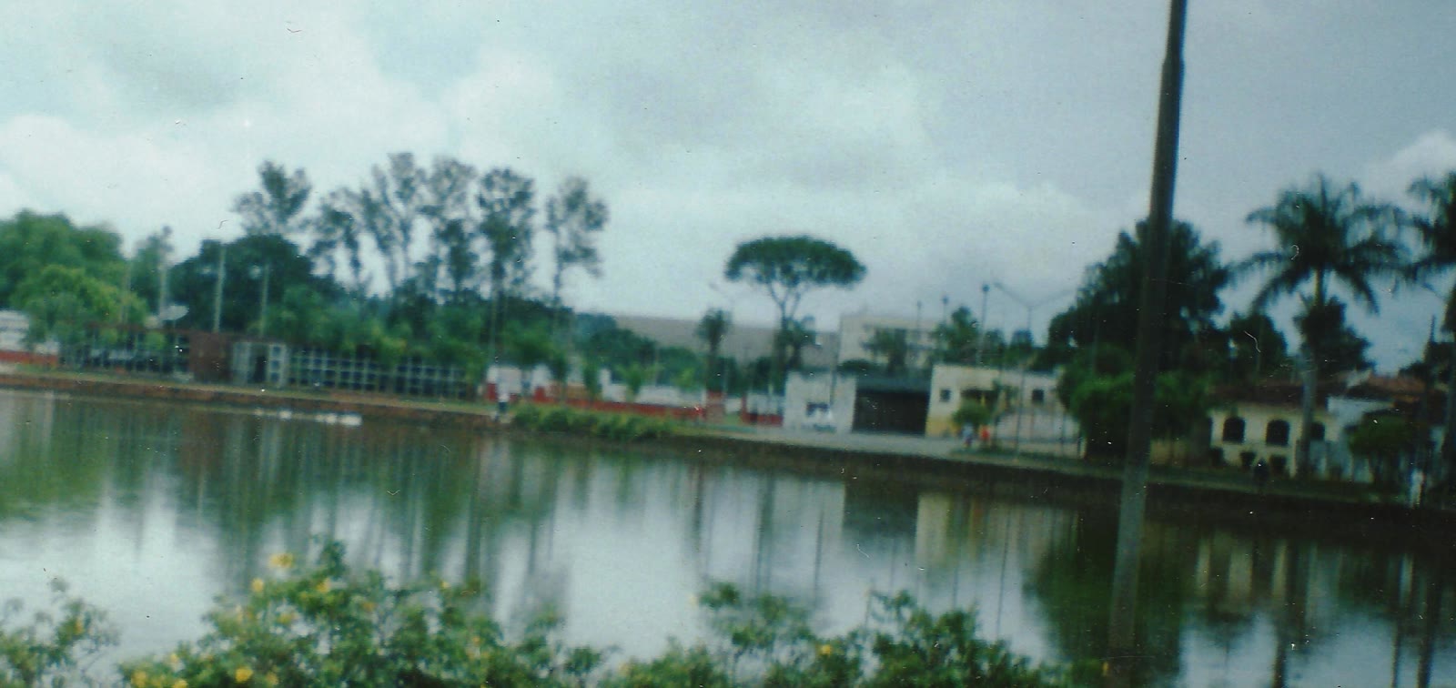 Casas e árvores na orla da lagoa, na cidade onde o suspeito foi preso em Lagoa Formosa