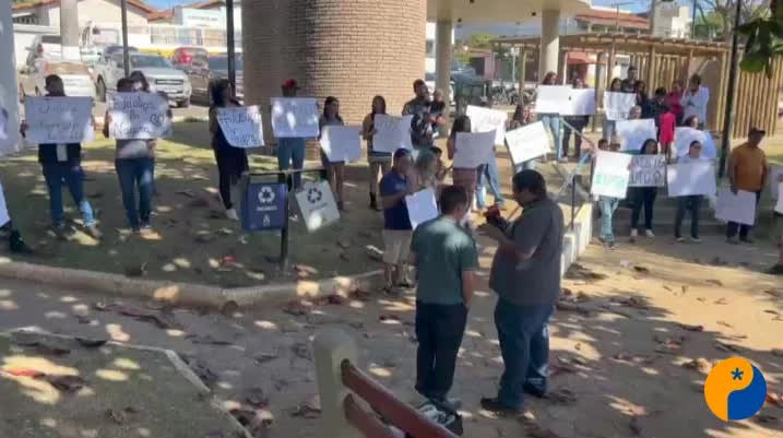Moradores protestam em frente à Santa Casa de Patrocínio enquanto aguardam o laudo de necropsia de Nayara e Ayla