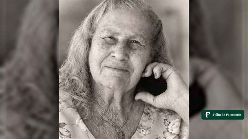 Lindalva Maria Batista, a Dalva, em retrato em preto e branco, com a mão apoiada no rosto
