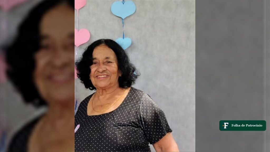 Lindalva Eduarda Ferreira em foto de família, diante de uma parede com corações de papel