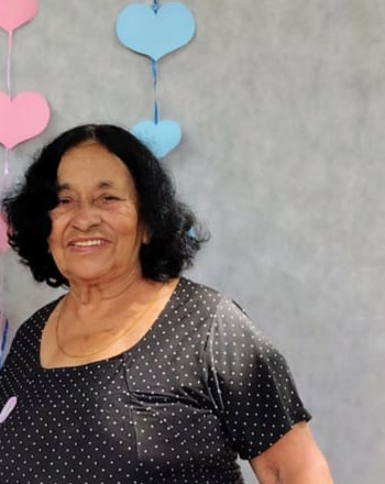 Lindalva Eduarda Ferreira sorri de vestido preto de bolinhas brancas