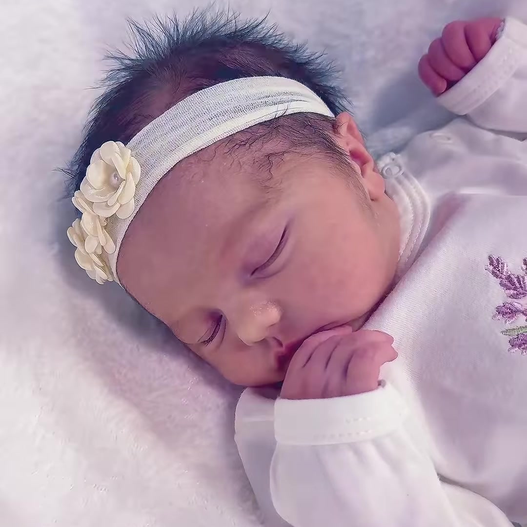 Lis, filha do prefeito Gustavo Brasileiro, dorme com faixa de flores na cabeça em Patrocínio