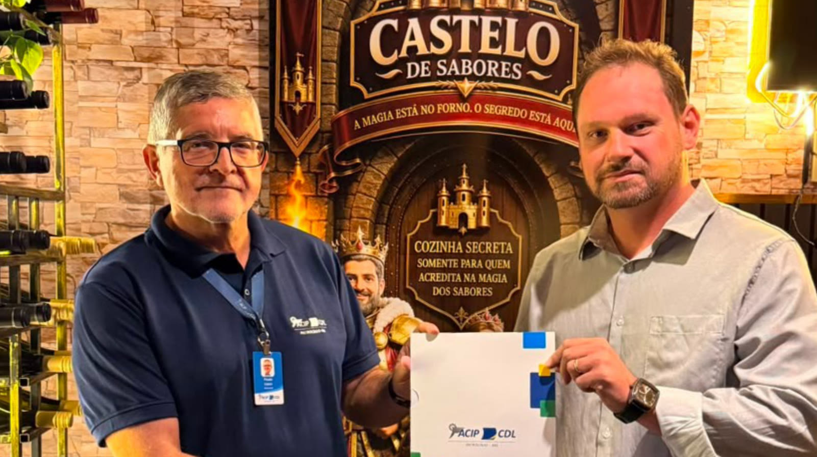 Diretor das ACIP/CDL ao lado de lojista associado em Patrocínio, comércio que participa do Live Shop em Patrocínio