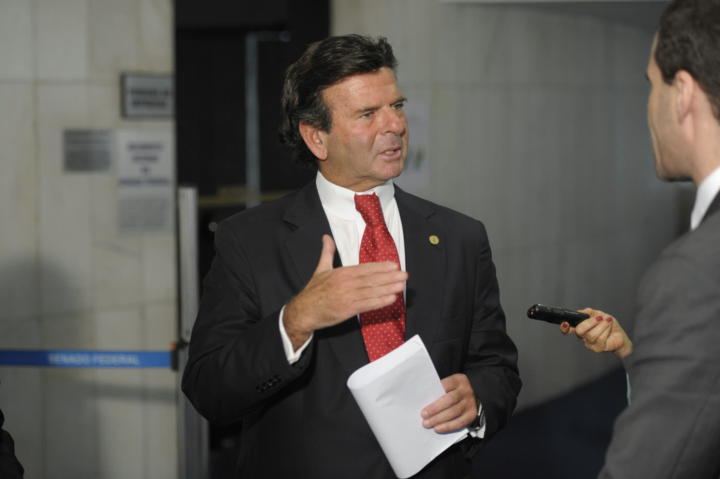 Ministro Luiz Fux conversa com jornalistas no Senado, em 2014, foto de arquivo usada na notícia sobre a decisão de Fux
