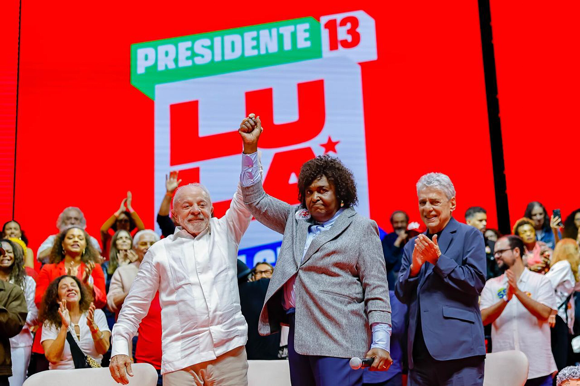 Lula ergue o braço em ato de campanha no Rio, durante a coleta da pesquisa do segundo turno em Minas