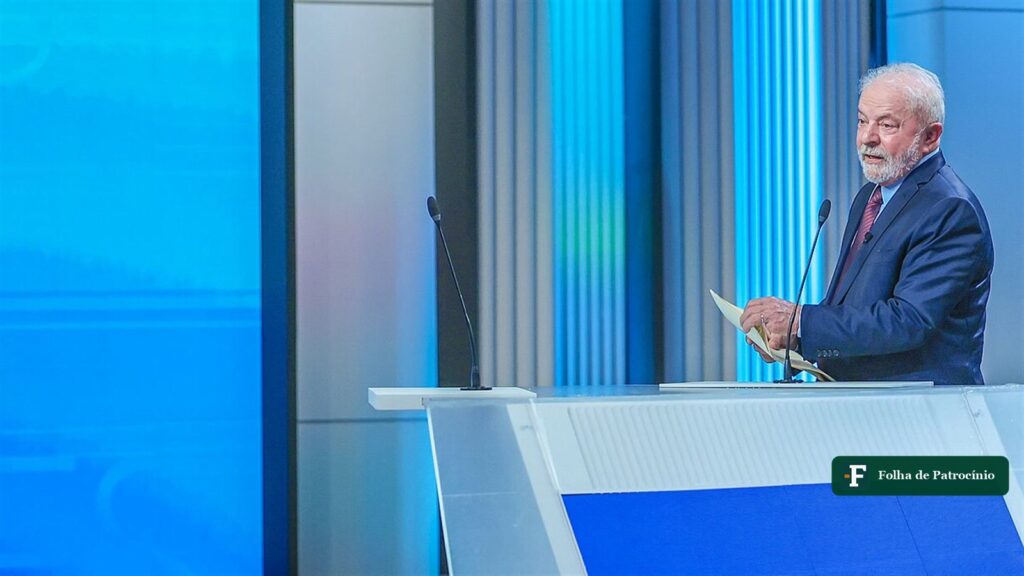 Lula no púlpito do debate da Globo de 29 de setembro de 2022, com papéis na mão. Foto: Lula Oficial (CC BY-SA 4.0)