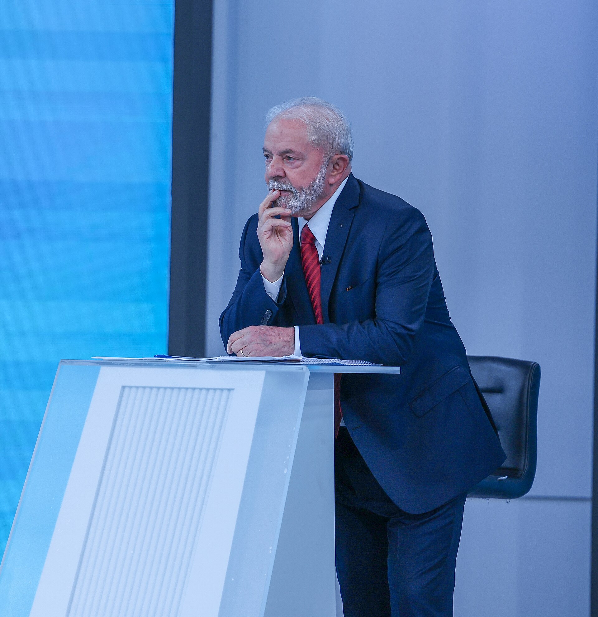 Lula no estúdio da TV Globo no debate de 2022; em 2026, Lula fora do debate da emissora