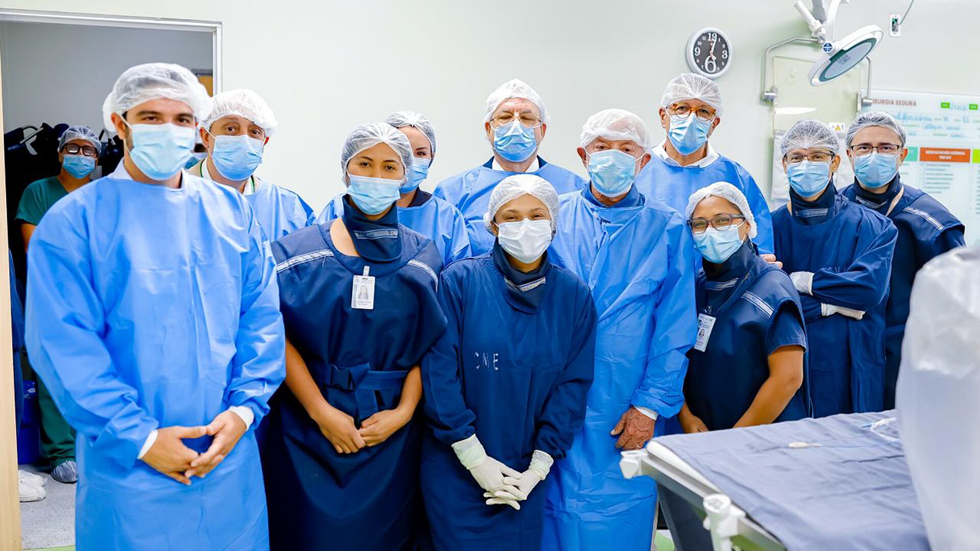Lula e equipe médica no centro cirúrgico do Hospital São João de Deus, em Belém, em visita sobre exame de próstata e cirurgia robótica