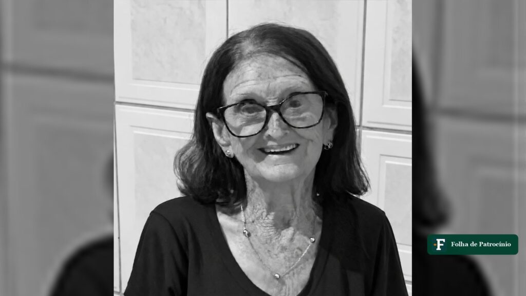 Maria Conceição Peres dos Santos, de óculos e sorrindo, em retrato em preto e branco divulgado pela família