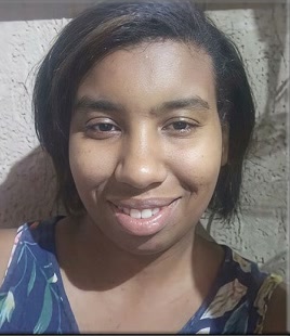 Marielle Larissa Batista sorri em foto de arquivo pessoal, com blusa de estampa floral