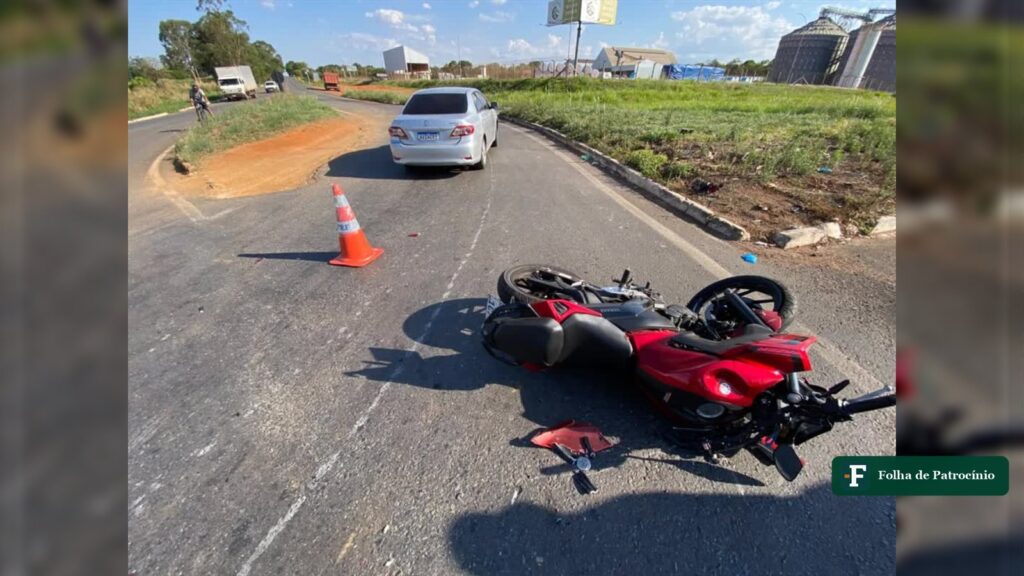 Motocicleta caída na pista após acidente que matou motociclista de Guimarânia na BR-365