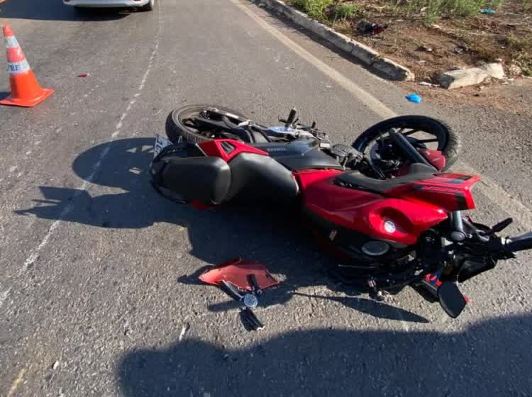 Moto do motociclista de Guimarânia tombada na pista após colisão na BR-365