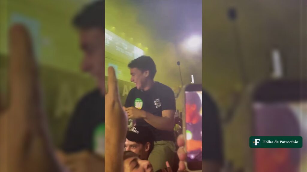 Nikolas Ferreira sorri no meio de apoiadores quando Nikolas chega a Patrocínio para ato de campanha