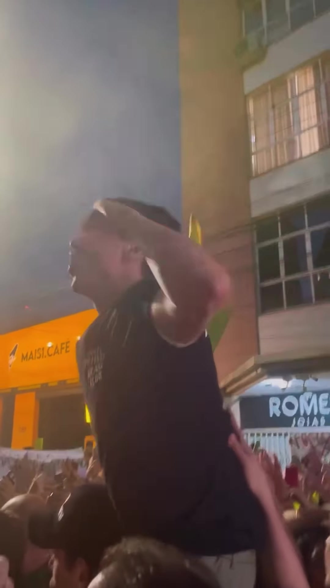 Nikolas Ferreira erguido por apoiadores quando Nikolas chega a Patrocínio, em quadro do vídeo