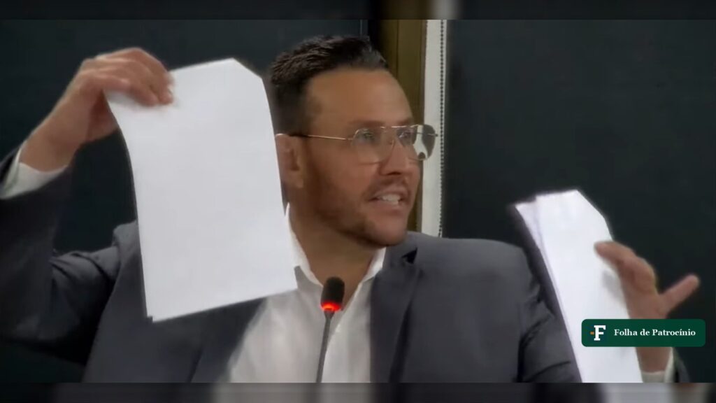 Vereador Ricardo Balila discursa na tribuna da Câmara de Patrocínio segurando papéis, em debate sobre ônibus exclusivo para mulheres
