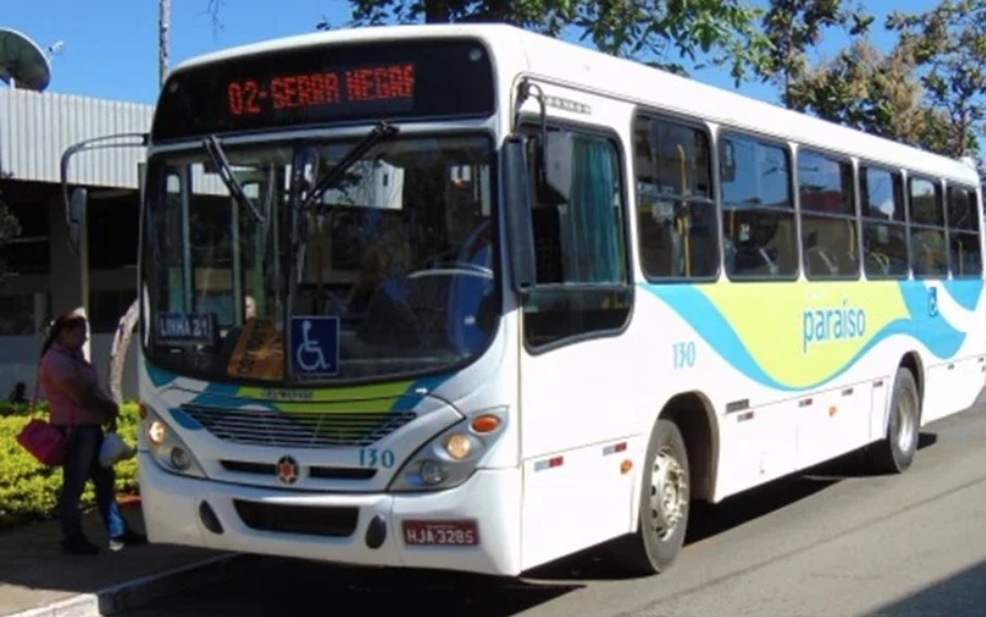 Ônibus do transporte coletivo urbano de Patrocínio parado em ponto, onde a indicação pede ônibus exclusivo para mulheres