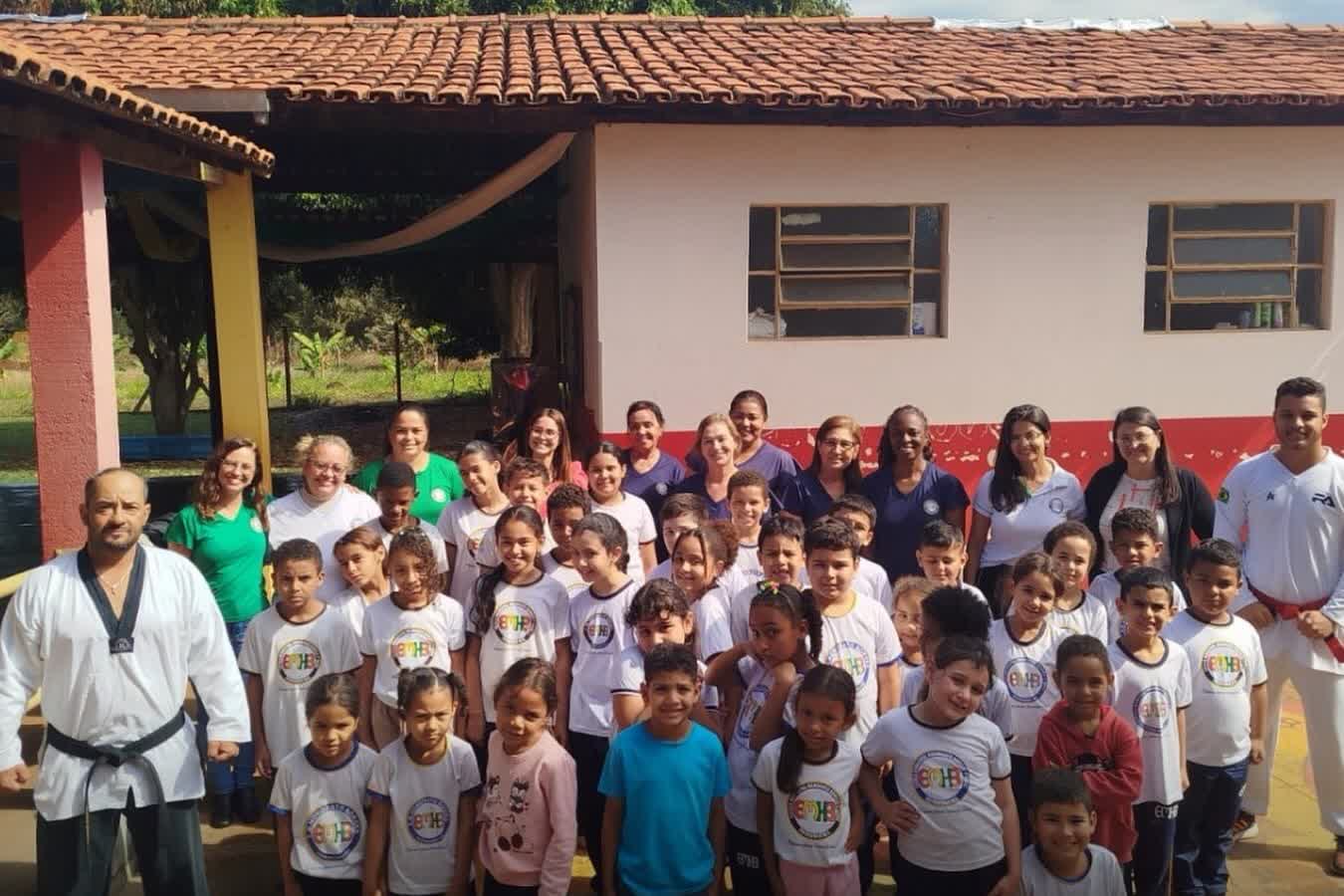 Professor Osmair Alves e alunos do Projeto Semeando Campeões em escola rural de Patrocínio