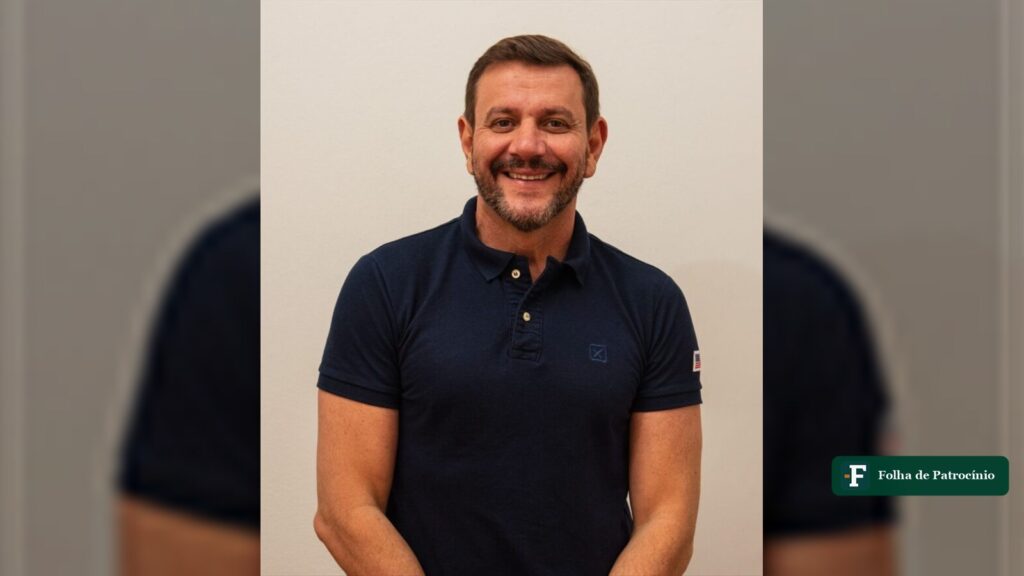 Padre Márcio Ruback, reitor do Santuário Basílica de Nossa Senhora da Abadia, sorrindo em retrato de camisa polo azul-marinho