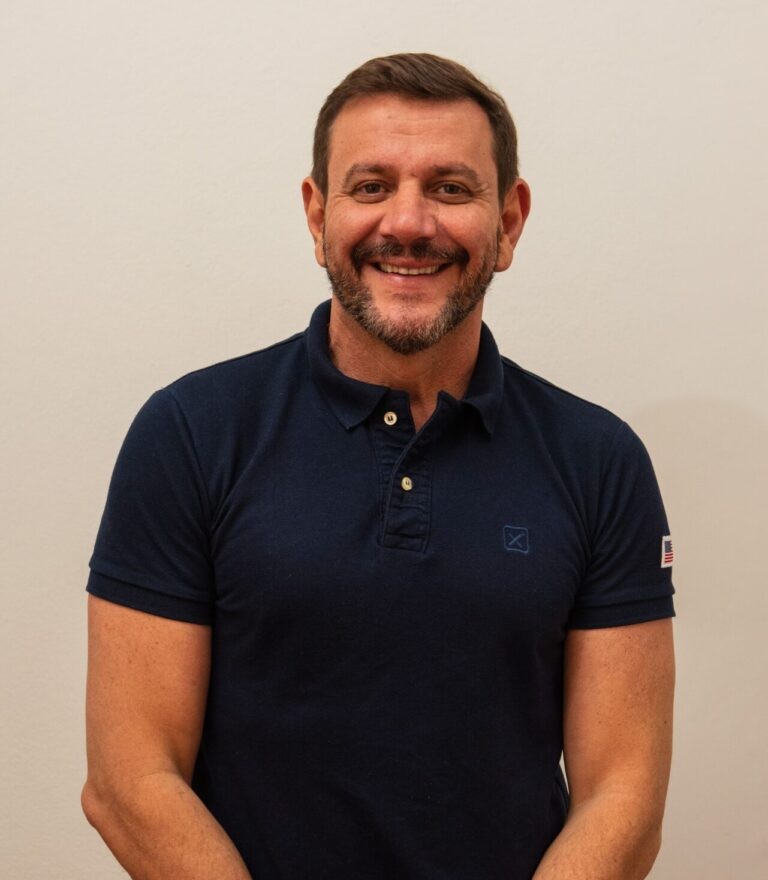 Padre Márcio Ruback, de barba e camisa polo azul-marinho, sorrindo em retrato divulgado pela Arquidiocese de Uberaba