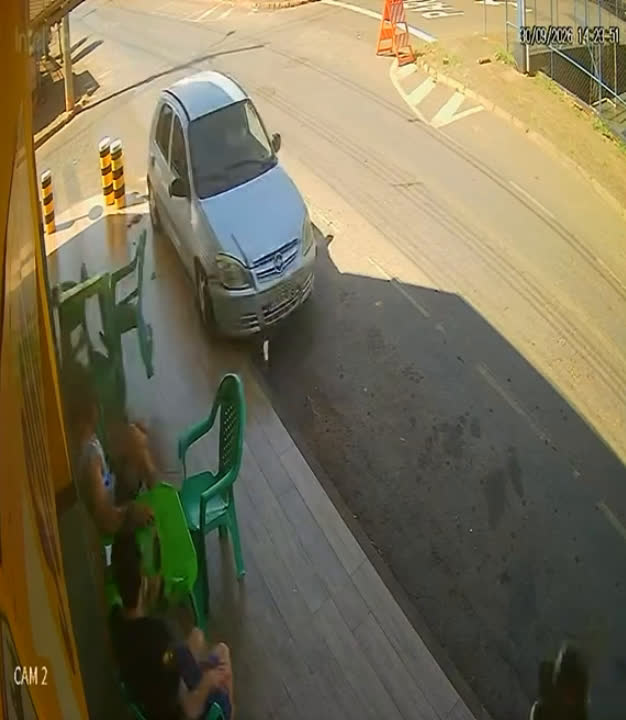 Carro prata se aproximando da calçada de uma pamonharia em Patos de Minas, em imagem de câmera de segurança