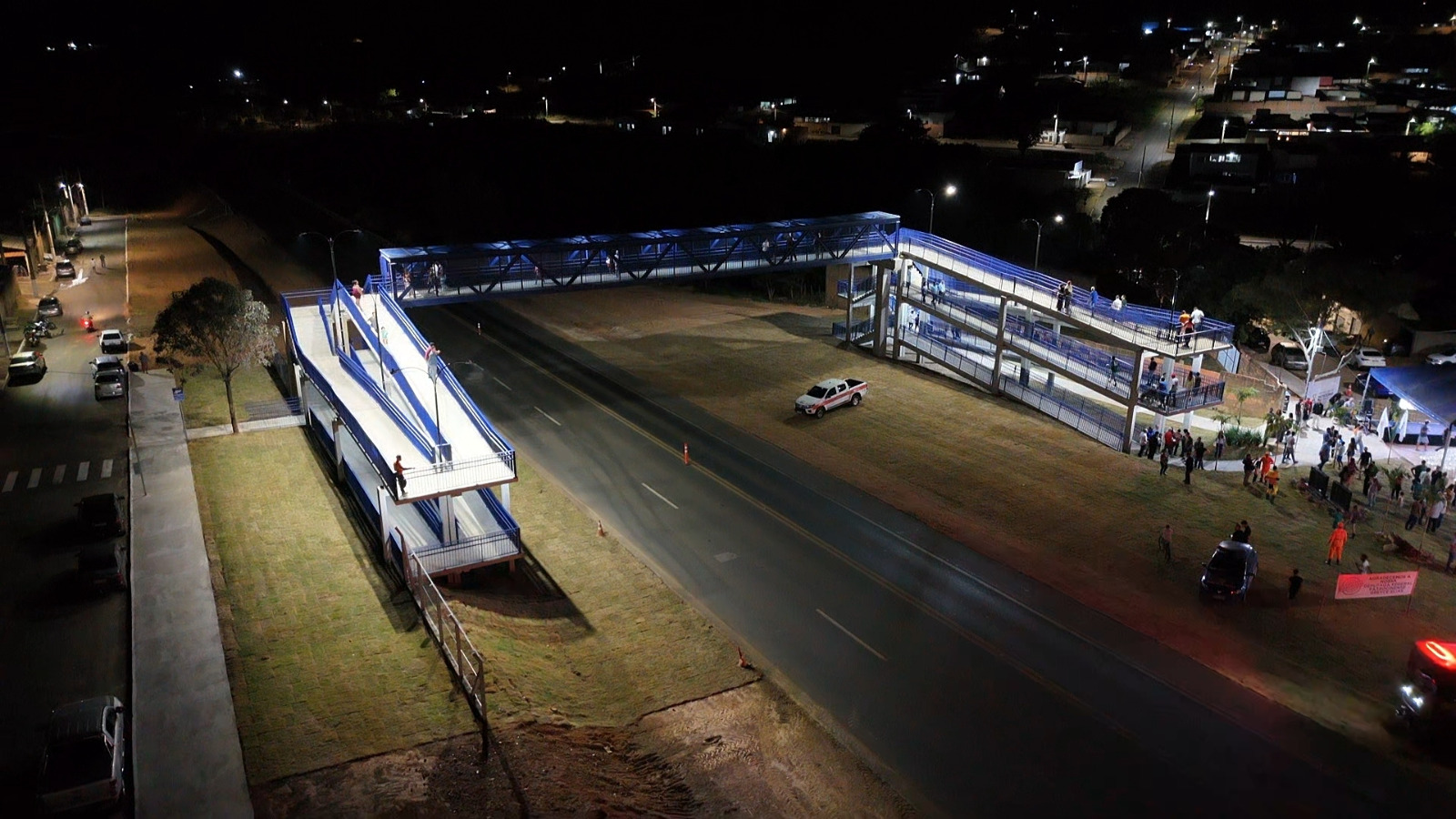 Passarela sobre a BR-365 em Patrocínio iluminada à noite, na região da duplicação da BR-365