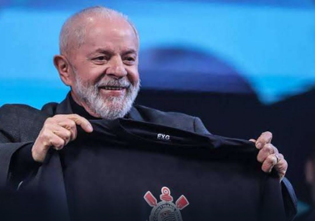 Lula mostra camisa do Corinthians, clube que perde o patrocínio do Corinthians com a Esportes da Sorte