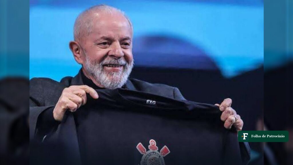 Patrocínio do Corinthians: Lula sorri e segura uma camisa preta do clube em evento